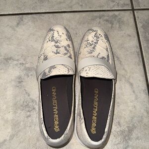 Cole Haan Original Grand Loafers Womens Sz 9B Beige Snakeskin Print Slip Ons